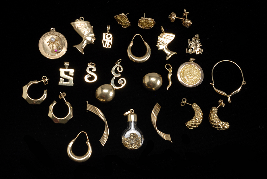 Appraisal: NINETEEN GOLD JEWELRY ITEMS Twelve pendants in kt and kt