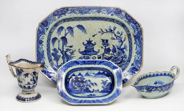 Appraisal: AN TH CENTURY CHINESE BLUE AND WHITE PORCELAIN OCTAGONAL DISH