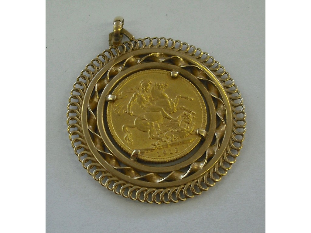 Appraisal: full sovereign coin in a pierced ct pendant mount gm