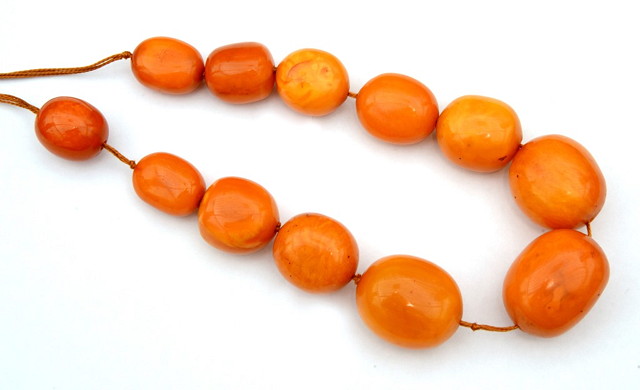 Appraisal: AN AMBER BEAD NECKLACE of substantial form approximately cm grams