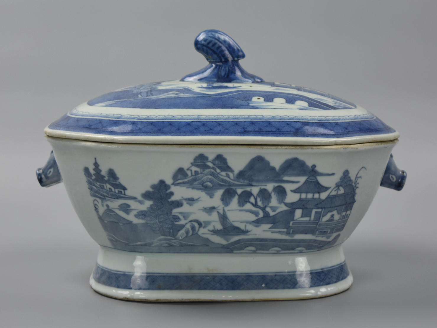 Appraisal: CHINESE EXPORT BLUE WHITE TUREEN COVER TH C A blue