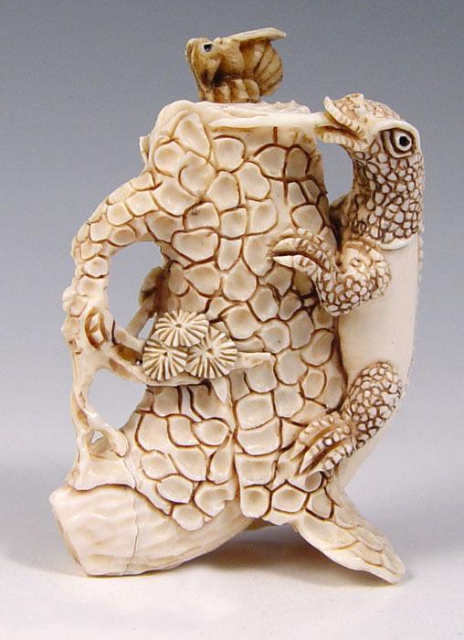 Appraisal: SIGNED CARVED IVORY LIZARD BEE SNUFF BOTTLE Carved ivory in