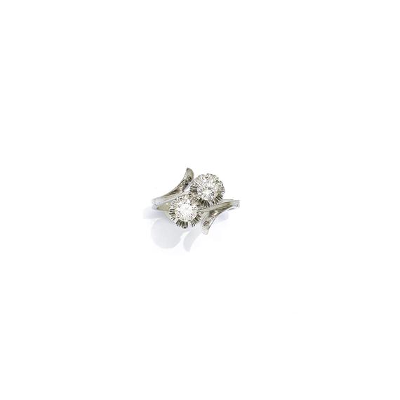 Appraisal: A DIAMOND RING circa White gold Elegant crois model the