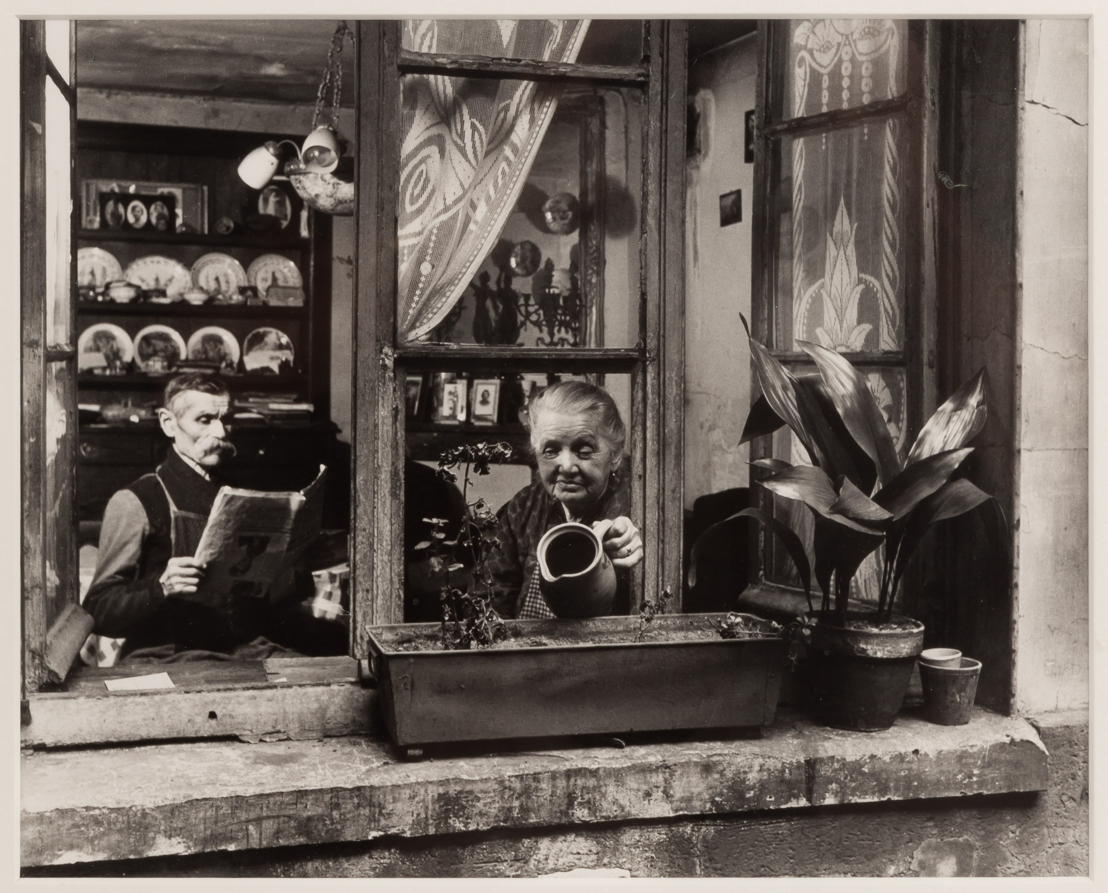 Appraisal: ROBERT DOISNEAU FRENCH - LES CONCIERGES RUE DU DRAGON gelatin