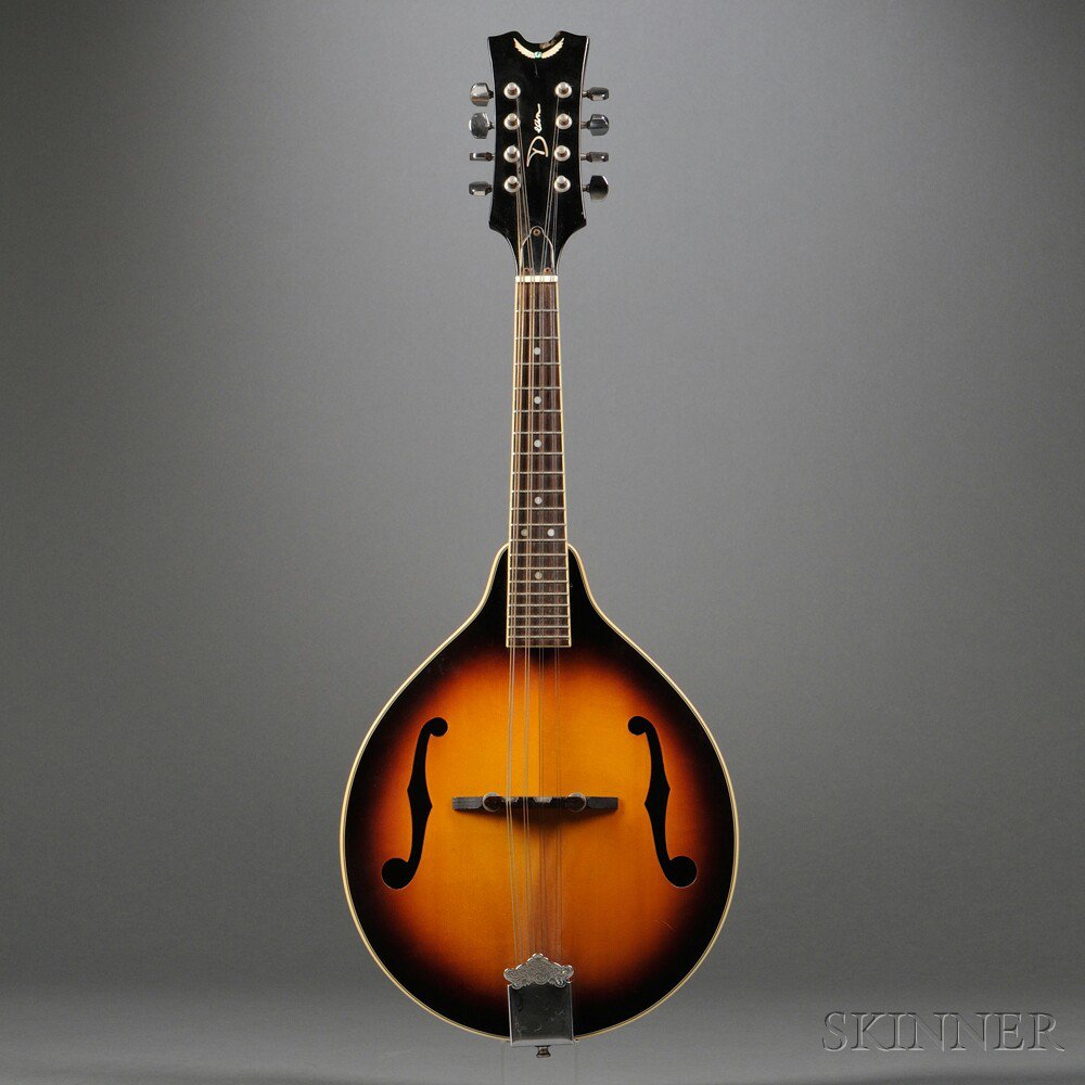 Appraisal: American Mandolin unlabeled the peghead inlaid with DEAN length of