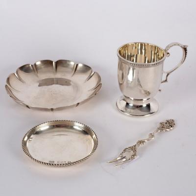 Appraisal: An Irish silver ashtray of strawberry dish form A M