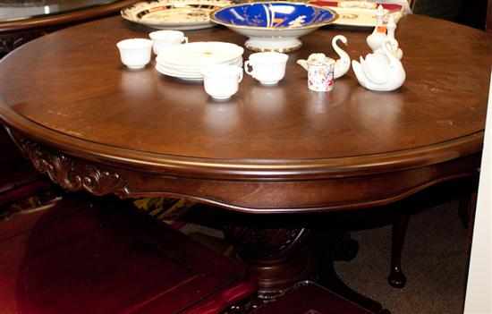 Appraisal: William IV style mahogany circular dining table Estimate - No