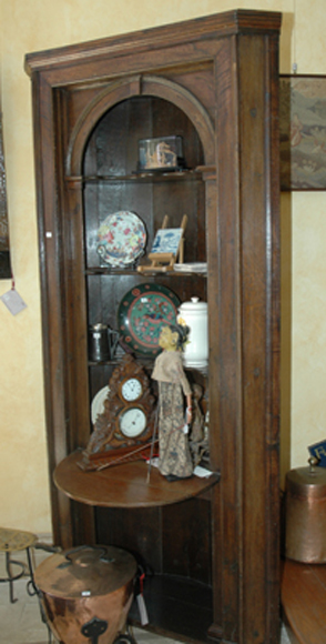 Appraisal: AN TH CENTURY ENGLISH OAK CORNER CUPBOARD Possibly Yorkshire The