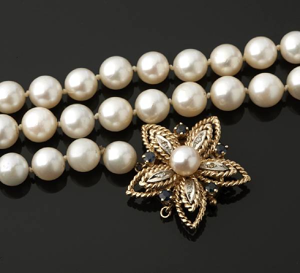 Appraisal: A strand of cultured pearls with a gold clasp pearls