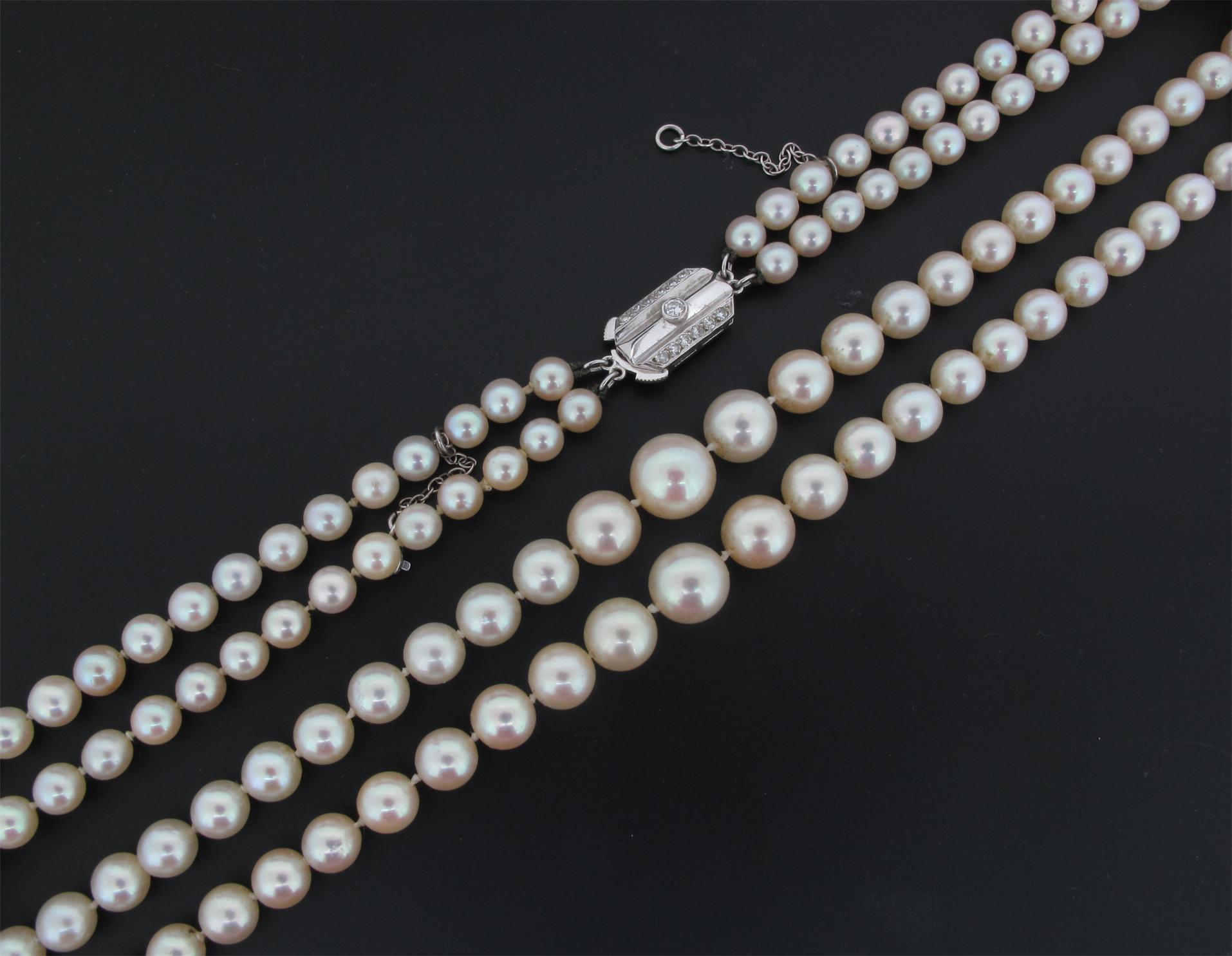 Appraisal: A two row choker length graduated cultured pearl necklace