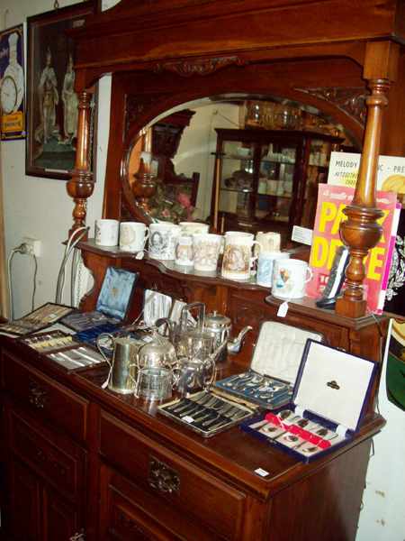 Appraisal: A TWO DRAWER EDWARDIAN MIRROR BACK MAHOGANY SIDEBOARD