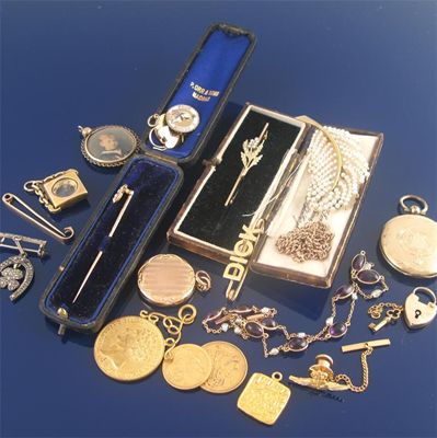 Appraisal: A sovereign a half sovereign a fine link gold chain