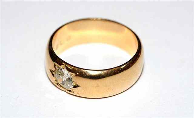 Appraisal: A GENTLEMAN'S CT GOLD RING set with a diamond in