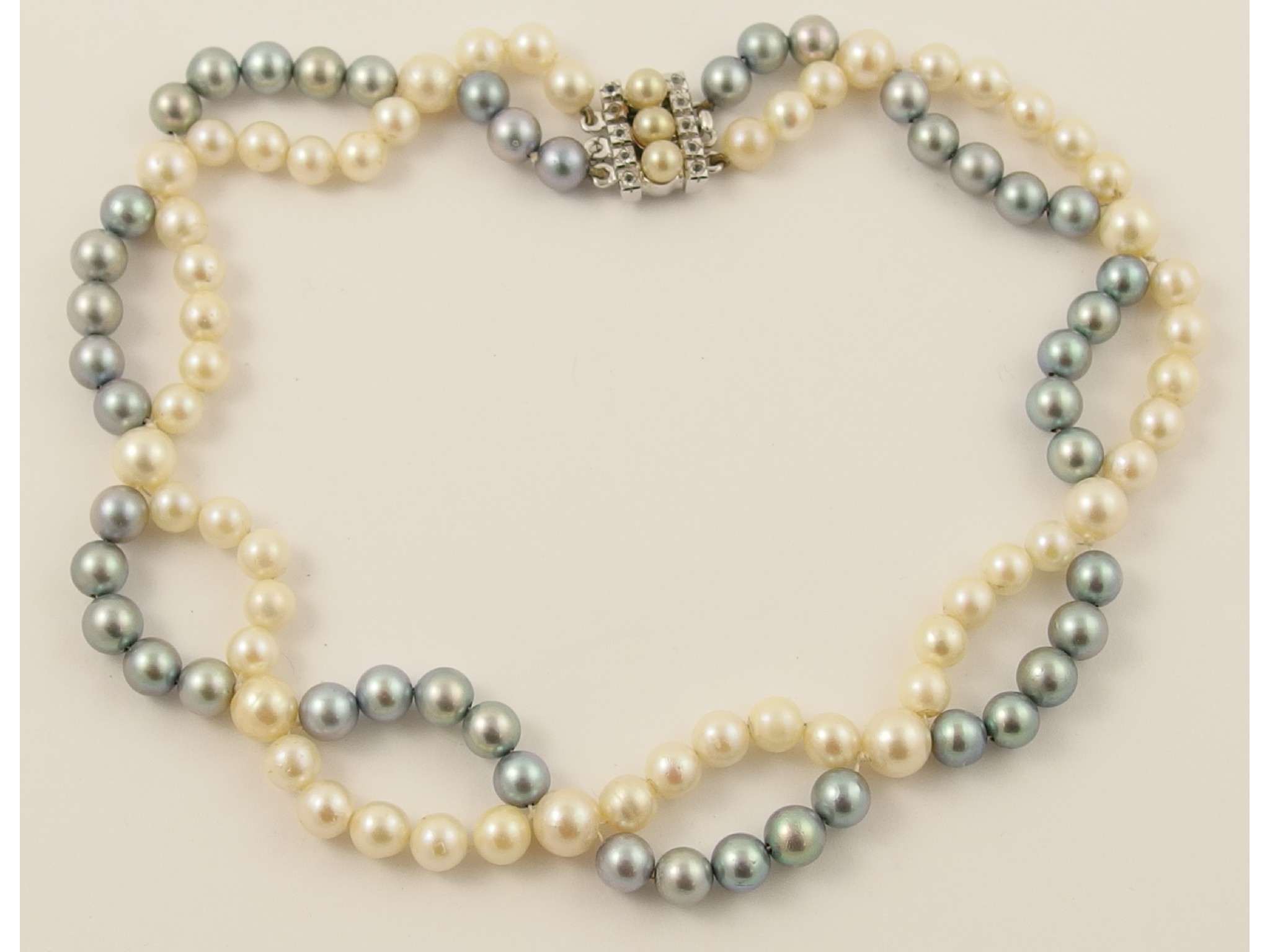 Appraisal: A cream and blue cultured pearl necklace with a silver