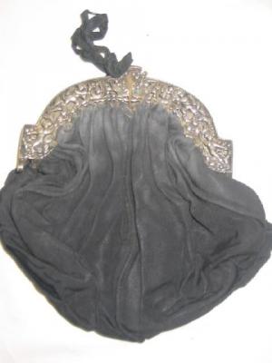 Appraisal: A CONTINENTAL EVENING BAG in black silk the hinged top