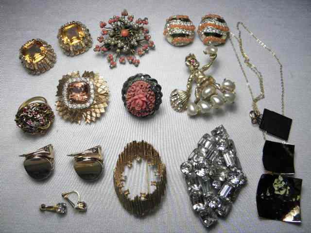 Appraisal: Assorted ladies costume jewelry Includes pairs earrings pins two rings