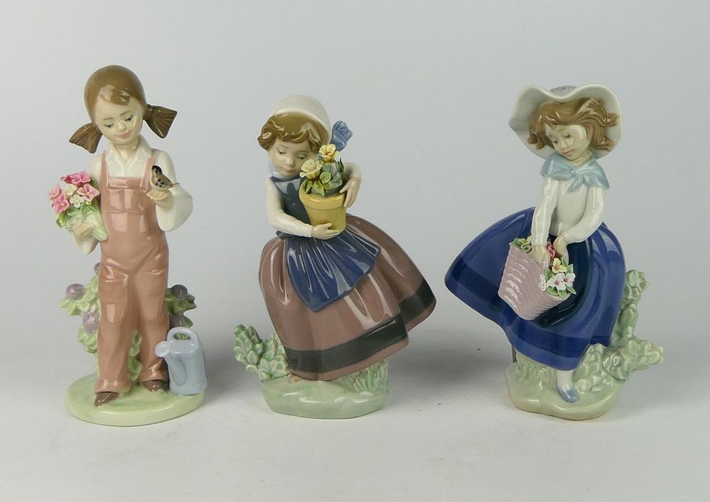 Appraisal: LLADRO PORCELAIN FIGURE LLADRO PORCELAIN FIGURE Condition All lots are