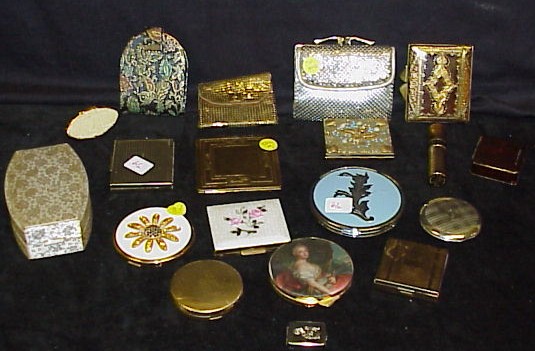 Appraisal: Ten compacts two Whiting and Davis change purses one gold