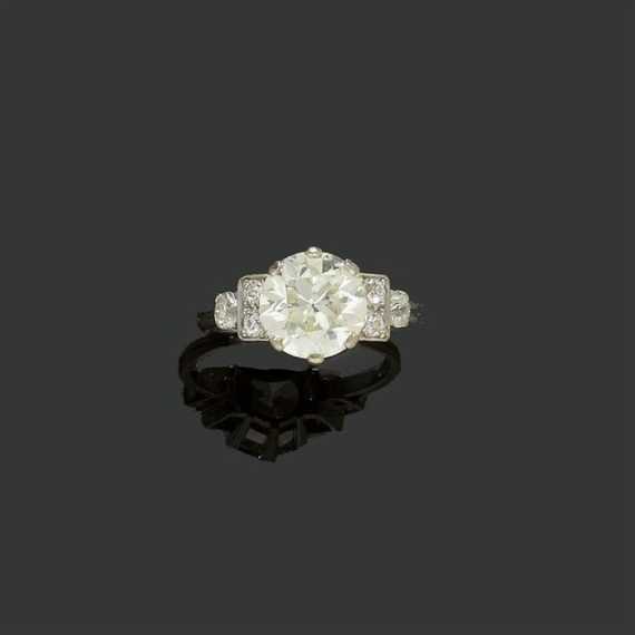 Appraisal: DIAMOND RING ca Platinum and white gold Decorative solitaire model