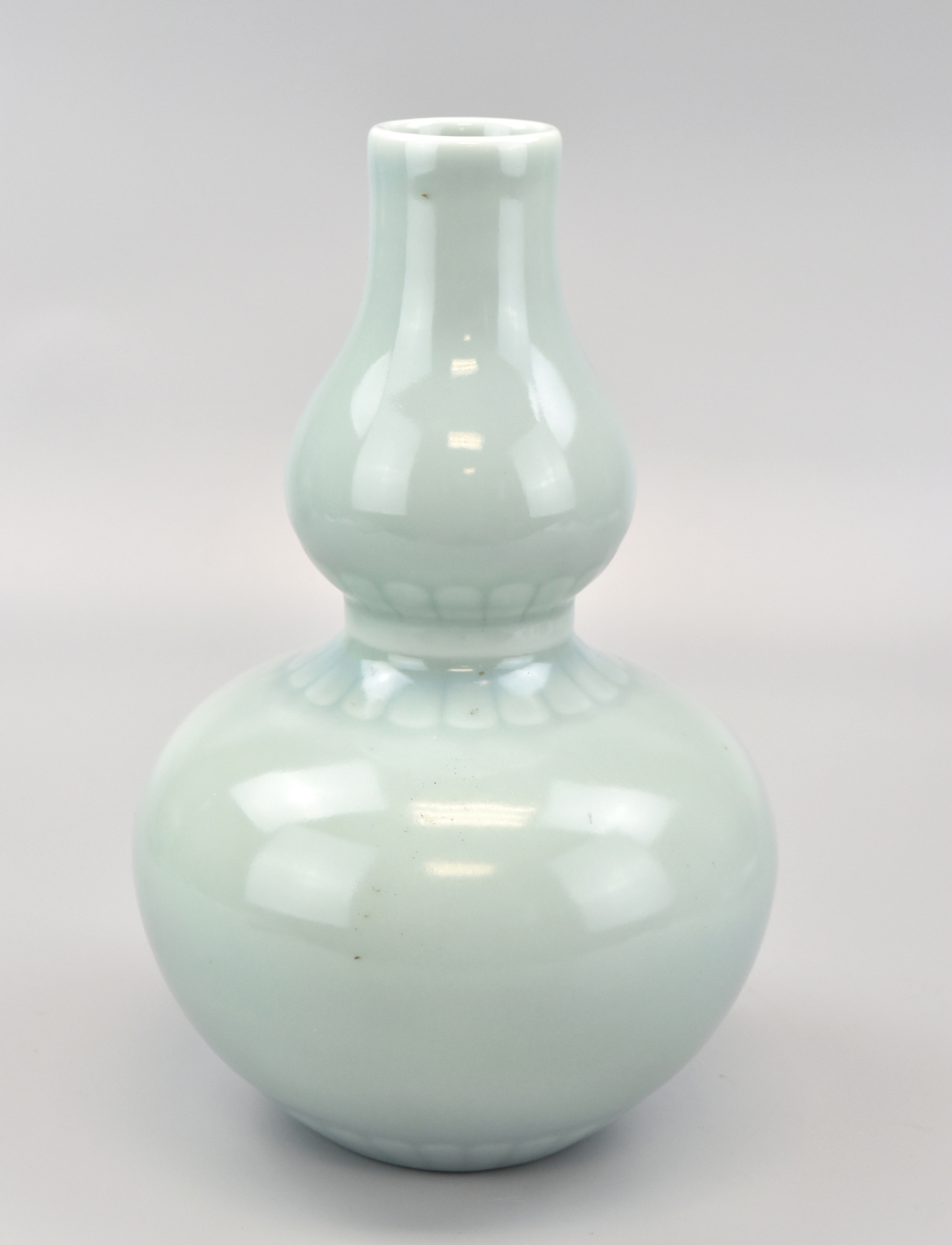 Appraisal: A Chinese double gourd shaped vase in a blue color