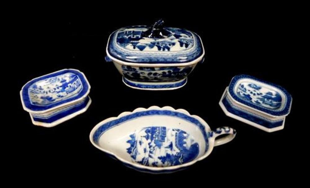 Appraisal: ASIAN Four pieces of Chinese Export porcelain blue and white