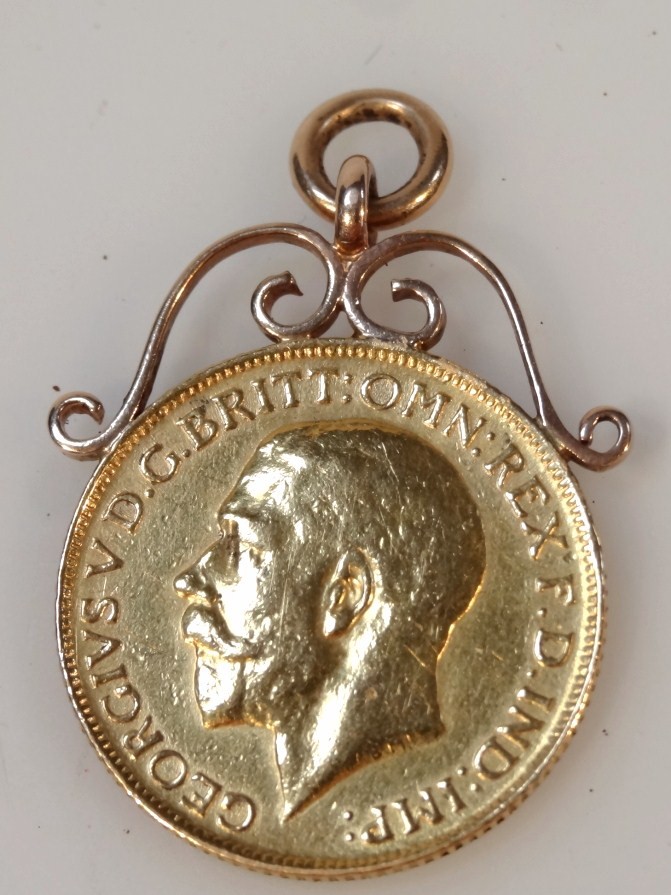 Appraisal: A George V full gold sovereign dated with scroll and