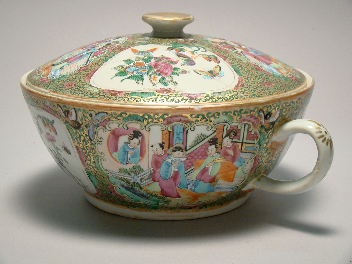 Appraisal: CHINESE EXPORT ROSE MEDALLION PORCELAIN ONE-HANDLED COVERED TUREEN th CenturyWith