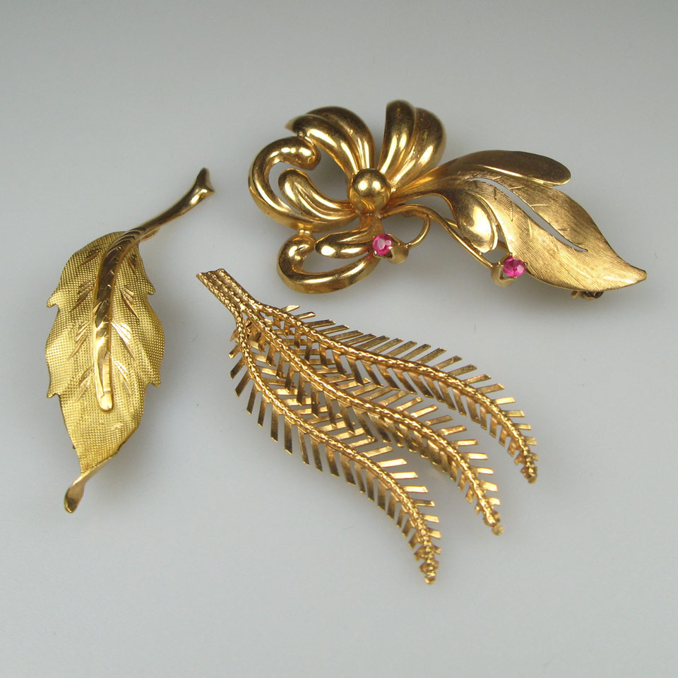 Appraisal: x k Yellow Gold Brooches including one set with synthetic