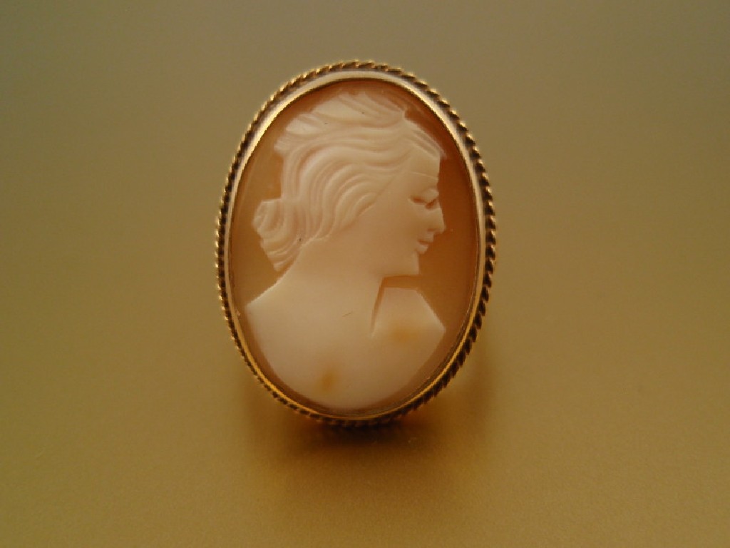 Appraisal: A shell cameo dress ring in yellow metal rub over