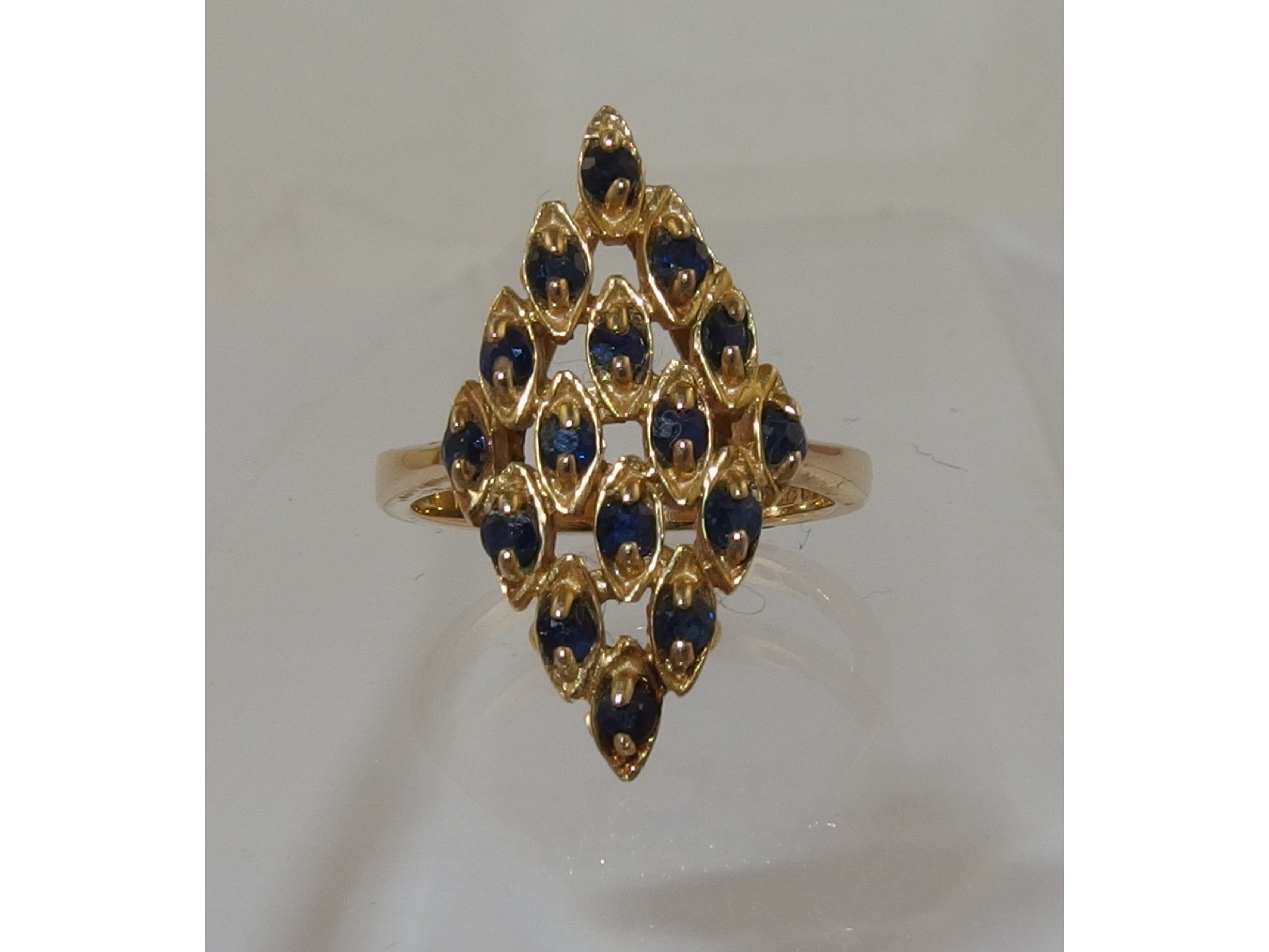 Appraisal: A ct decorative sapphire cluster ring