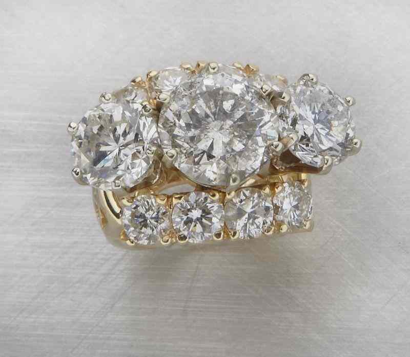 Appraisal: K gold and diamond dinner ring with a caratround brilliant