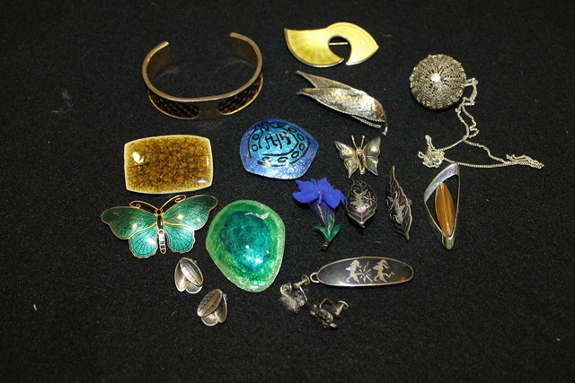 Appraisal: A SMALL QUANITY OF MOSTLY MODERN BROOCHES including blue and