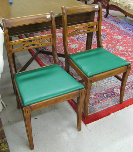 Appraisal: A SET OF SIX FEDERAL STYLE MAHOGANY DINING CHAIRS American