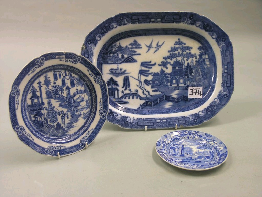 Appraisal: An early Spode meat plate printed with Willow pattern in