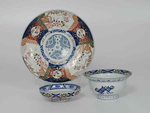 Appraisal: Chinese Imari Tablewares China An assembled group of three pieces