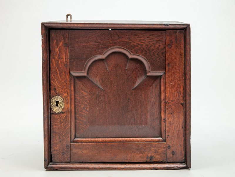 Appraisal: WILLIAM AND MARY STAINED OAK HANGING CUPBOARD Opening to a