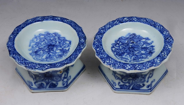 Appraisal: A PAIR OF CHINESE BLUE AND WHITE PORCELAIN SALTS on