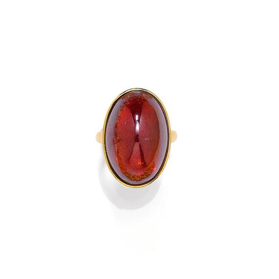 Appraisal: GARNET AND GOLD RING Yellow gold Casual-elegant ring set with