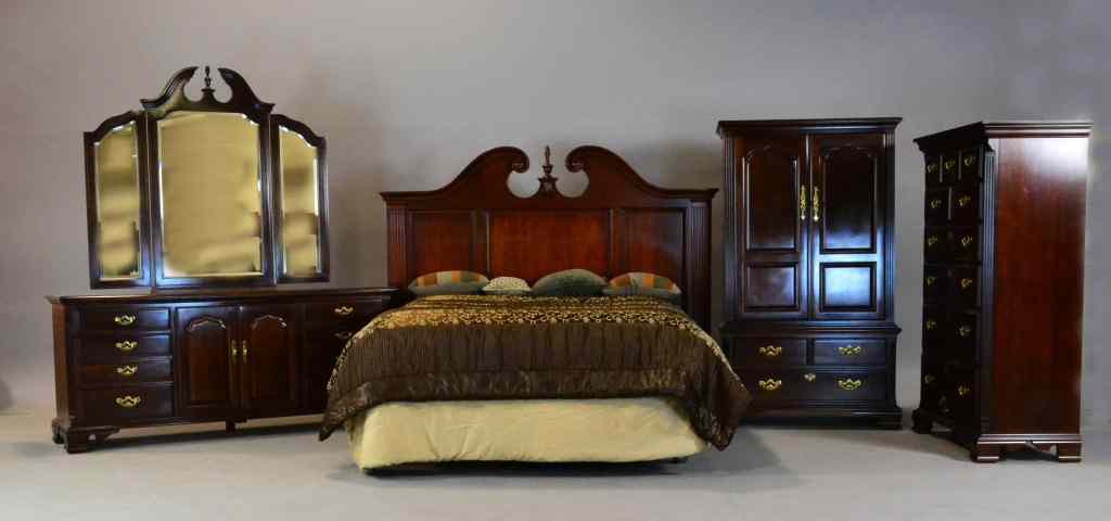 Appraisal: Pcs Thomasville Chippendale Bedroom SuiteSuite consisits of Chippendale-style mahagony molded