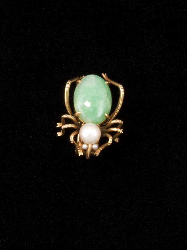 Appraisal: JADE PEARL AND KT YELLOW GOLD PIN Early th CenturyIn