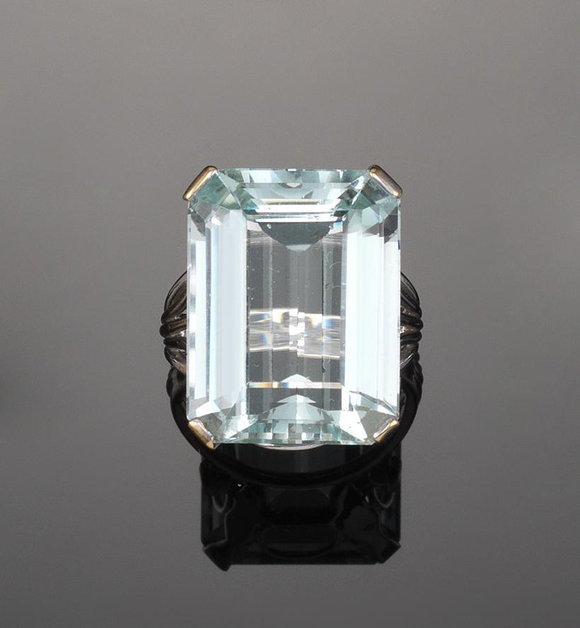 Appraisal: An aquamarine ring