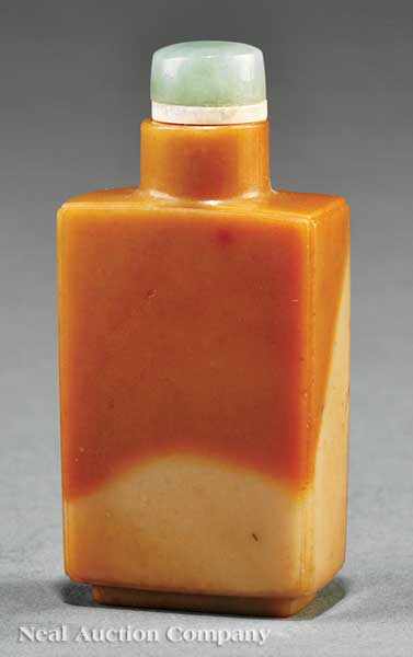 Appraisal: A Chinese Chalcedony Agate Snuff Bottle th c well-hollowed rectangular