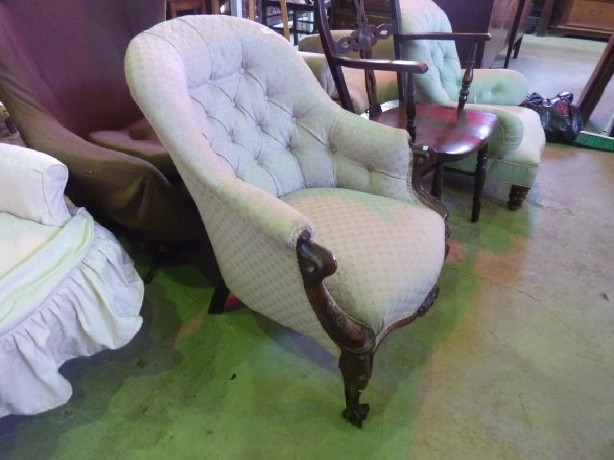 Appraisal: A Victorian drawing room chair with buttons and upholstered framework