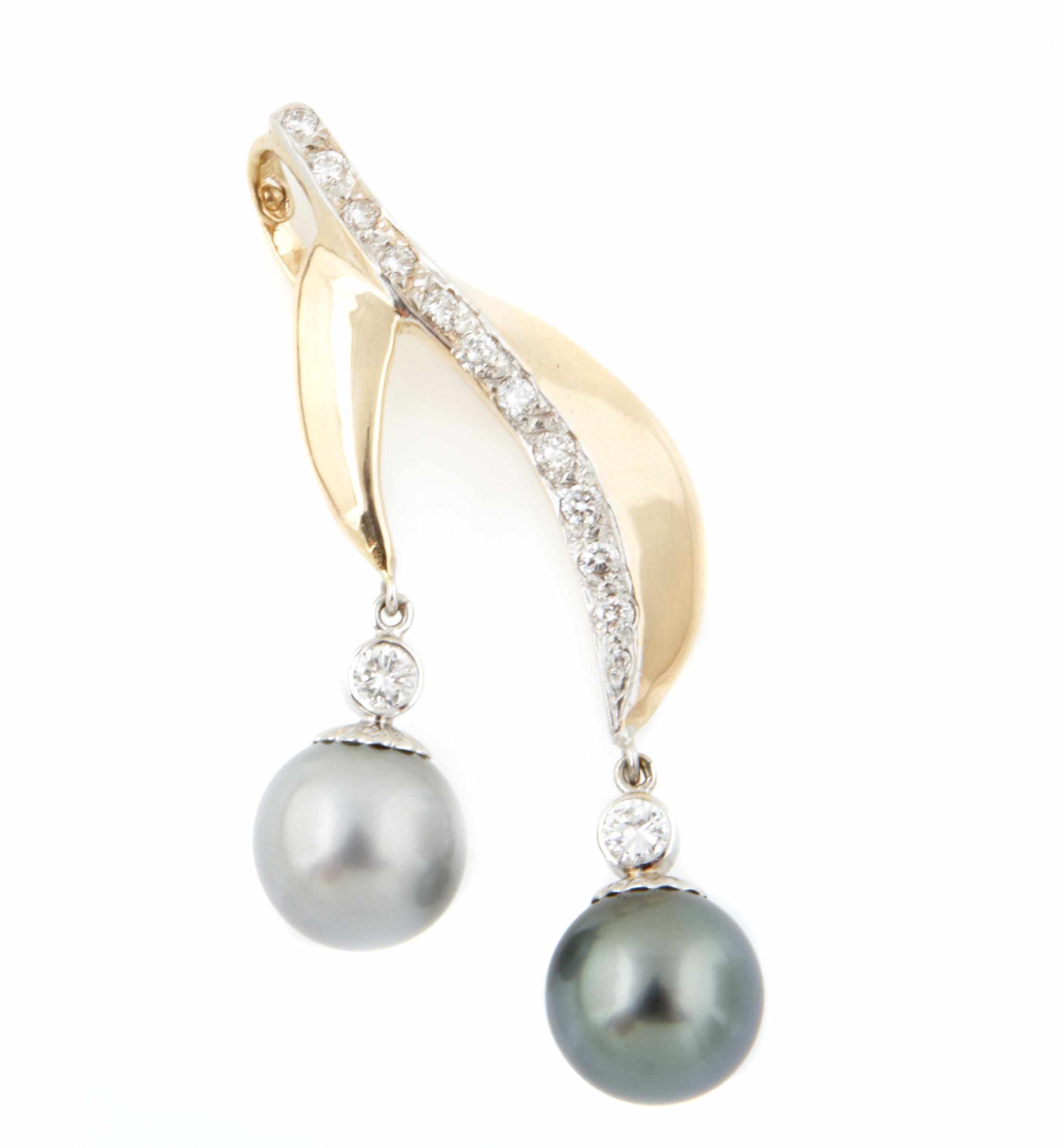 Appraisal: A diamond colored cultured pearl and k bicolor gold pendant