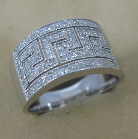 Appraisal: DIAMOND AND FOURTEEN KARAT WHITE GOLD RING The top of