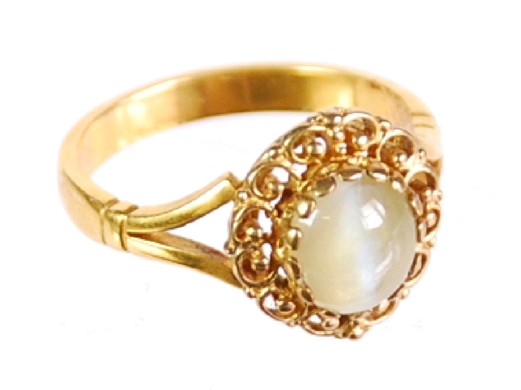 Appraisal: GOLD RING with a cabochon oval star sapphire in fancy