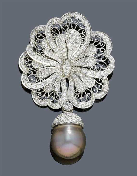 Appraisal: PEARL AND DIAMOND BROOCH PENDANT White gold Elegant brooch designed