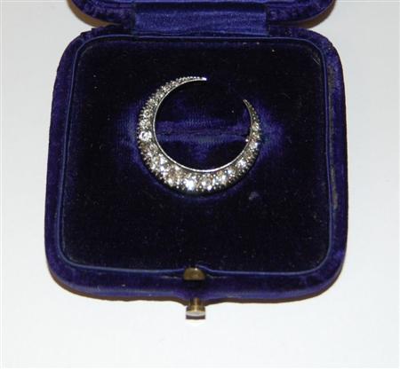 Appraisal: A Victorian diamond set brooch of closed crescent design claw