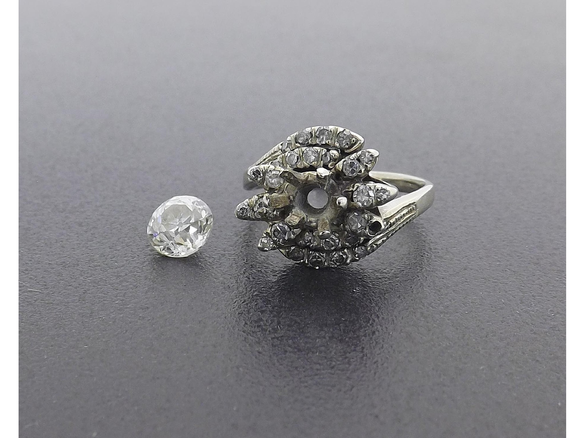 Appraisal: Diamond cluster ring the principal central old-cut diamond ct approx