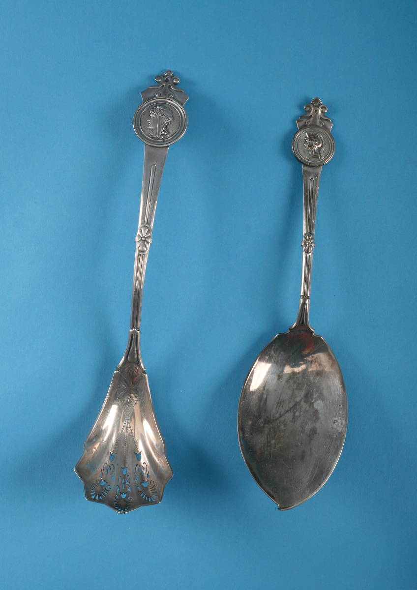 Appraisal: AMERICAN SILVER quot MEDALLION quot PATTERN ICE CREAM SERVER AND